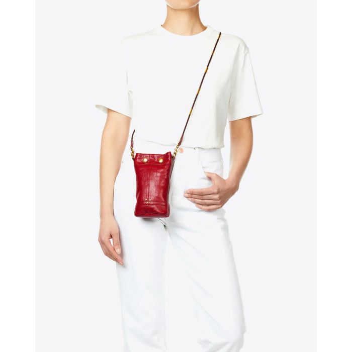 Sac Ben Mini S Jérôme Dreyfuss en cuir rouge. Porté en crossbody. 