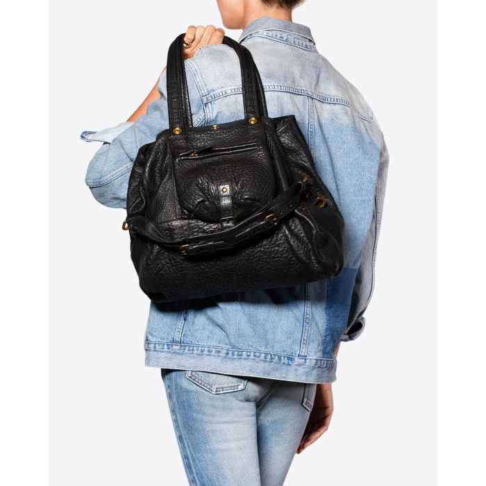 Sac Billy M Jérôme Dreyfuss en cuir agneau bubble noir. Porté à l'épaule. 
