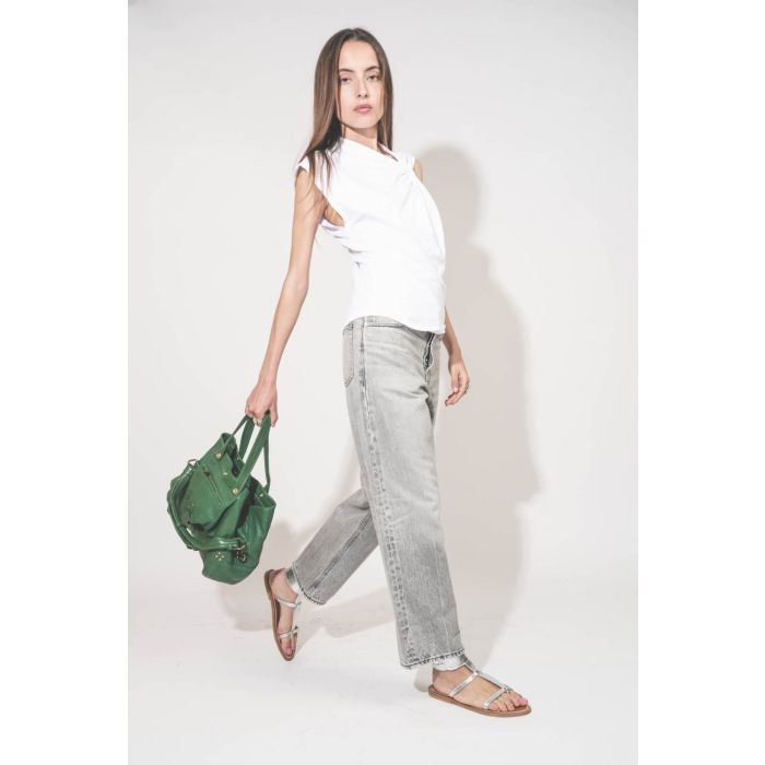 Sac forme cabas en cuir vert gazon Billy M Jérôme Dreyfuss. Porté main de profil avec un tee-shirt sans manches blanc Nayda Marant Etoile et un jean large gris Betty Haikure. Sandales plates en cuir argent Caravelle K.Jacques St-Tropez. Bagues Harpo en ar