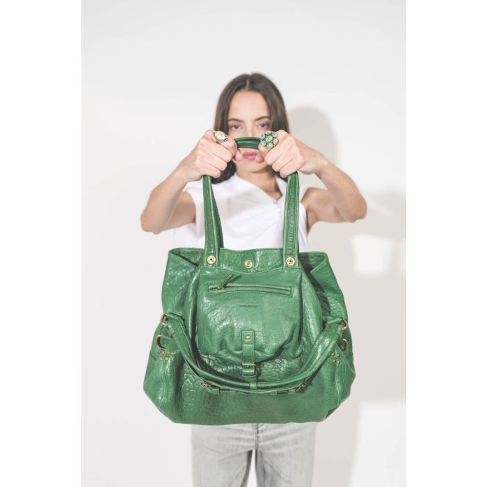 Sac forme cabas en cuir vert gazon Billy M Jérôme Dreyfuss. Porté de face avec deux bagues Harpo en argent et turquoise.