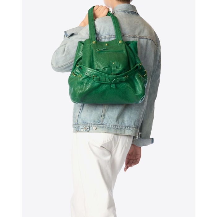 Sac moyen format Billy M Jérôme Dreyfuss en cuir vert. Vue porté à la main. 