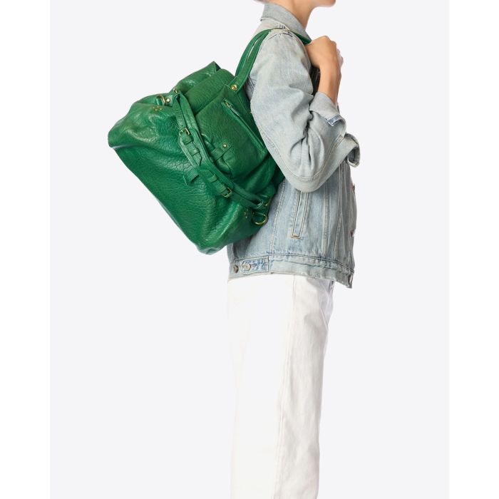 Sac moyen format Billy M Jérôme Dreyfuss en cuir vert. Vue porté à l'épaule. 