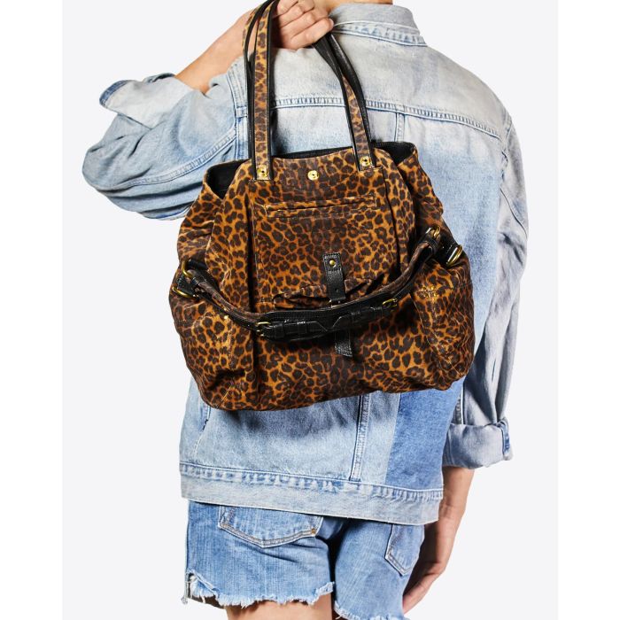 Sac Billy M Jérôme Dreyfuss en cuir imprimé léopard. Vue face porté à la main.
