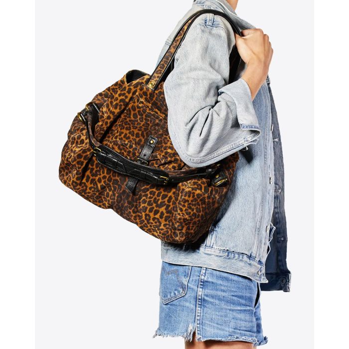 Sac Billy M Jérôme Dreyfuss en cuir imprimé léopard. Vue profil porté à l'épaule. 