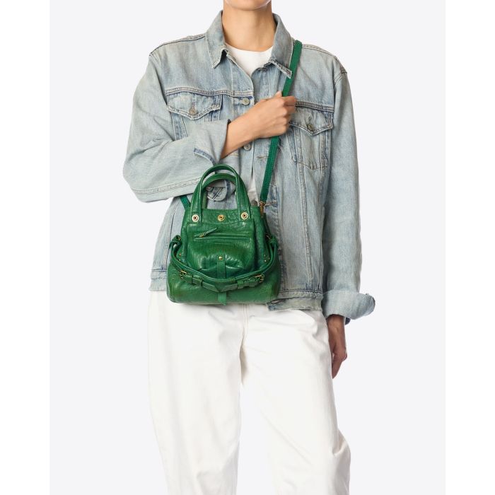 Petit sac Billy Nano Jérôme Dreyfuss en cuir vert. Vue porté en bandoulière. 