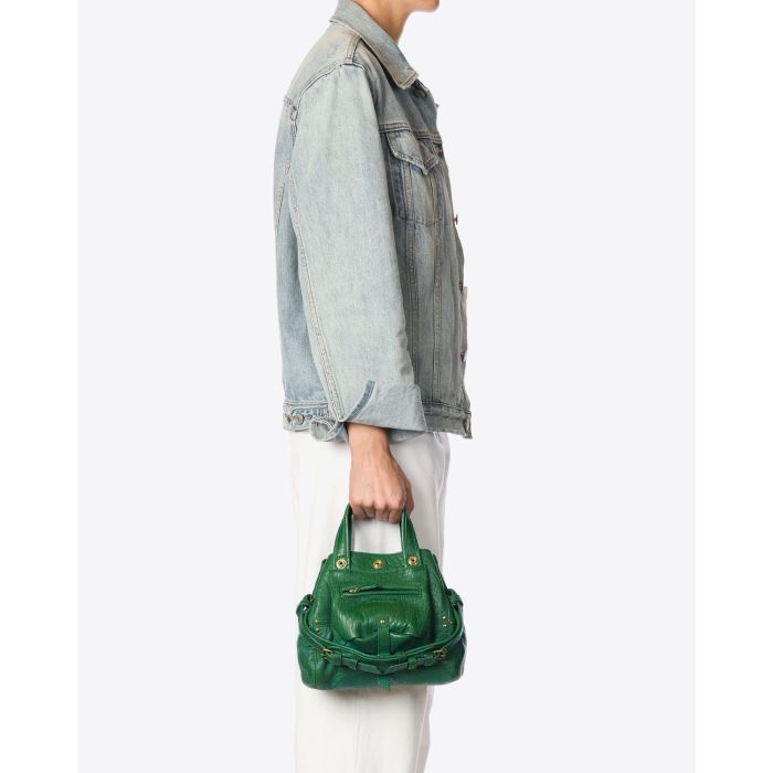 Petit sac Billy Nano Jérôme Dreyfuss en cuir vert. Vue porté à la main. 