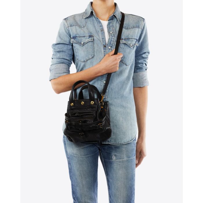 Petit sac Billy Nano Jérôme Dreyfuss en cuir noir bubble. Vue porté de face en bandoulière.