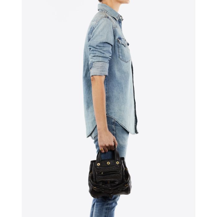 Petit sac Billy Nano Jérôme Dreyfuss en cuir noir bubble. Vue porté de profil à la main. 