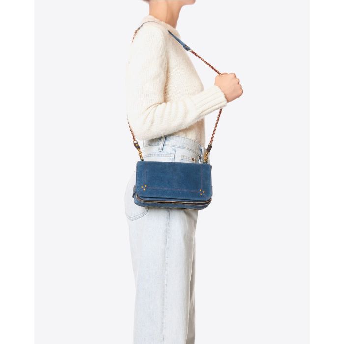 Sac Bobi Jérôme Dreyfuss en cuir suédé jeans, porté sur l'épaule.