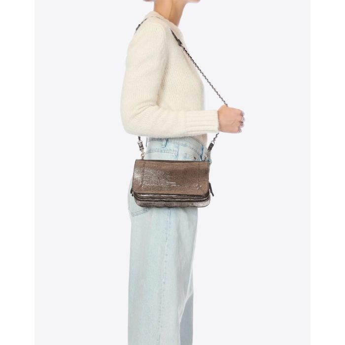 Sac Bobi Jérôme Dreyfuss en cuir lamé Champagne porté à l'épaule.