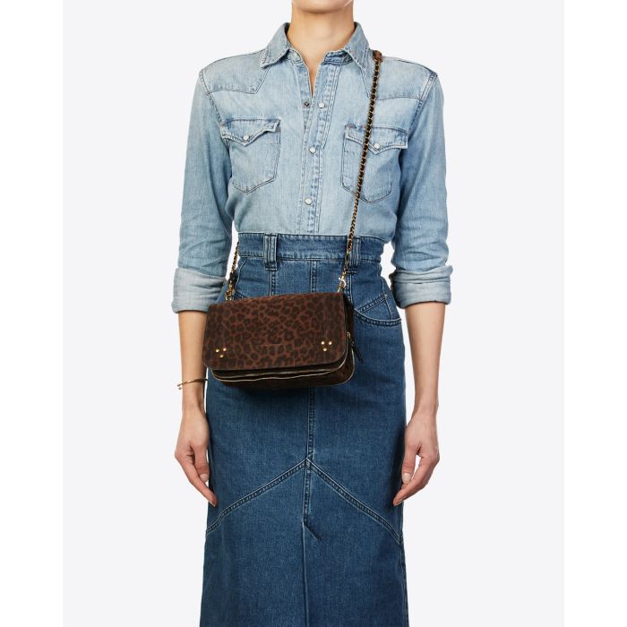 Sac bandoulière chaine en cuir imprimé léopard naturel Bobi Jérôme Dreyfuss. Porté vue face 