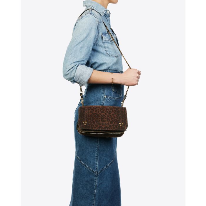 Sac bandoulière chaine en cuir imprimé léopard naturel Bobi Jérôme Dreyfuss. Porté vue profil 