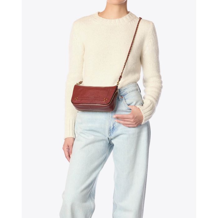 Petit sac Bobi S Jérôme Dreyfuss en cuir bordeaux. Vue porté en bandoulière 