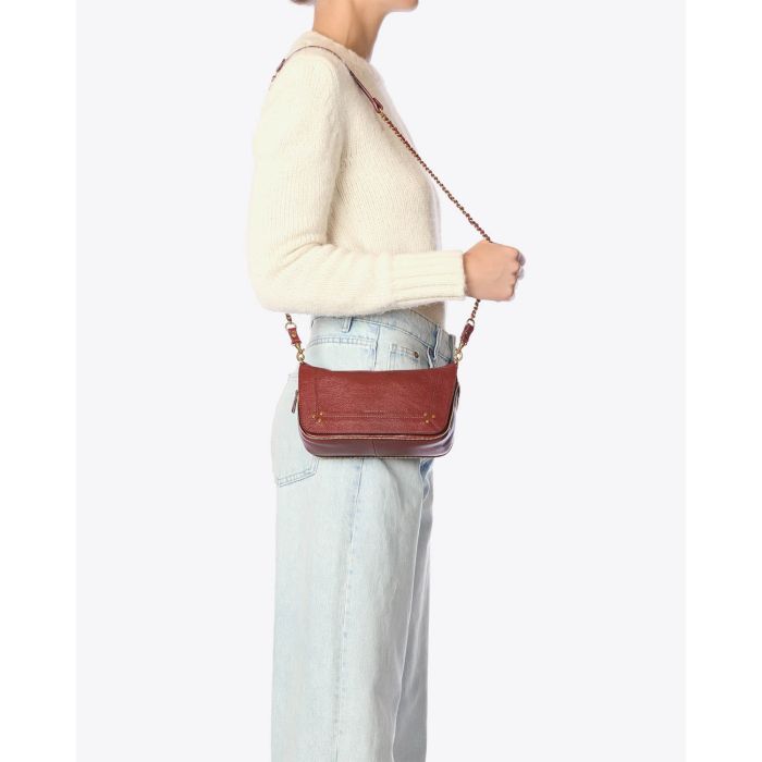 Petit sac Bobi S Jérôme Dreyfuss en cuir bordeaux. Vue porté à l'épaule 