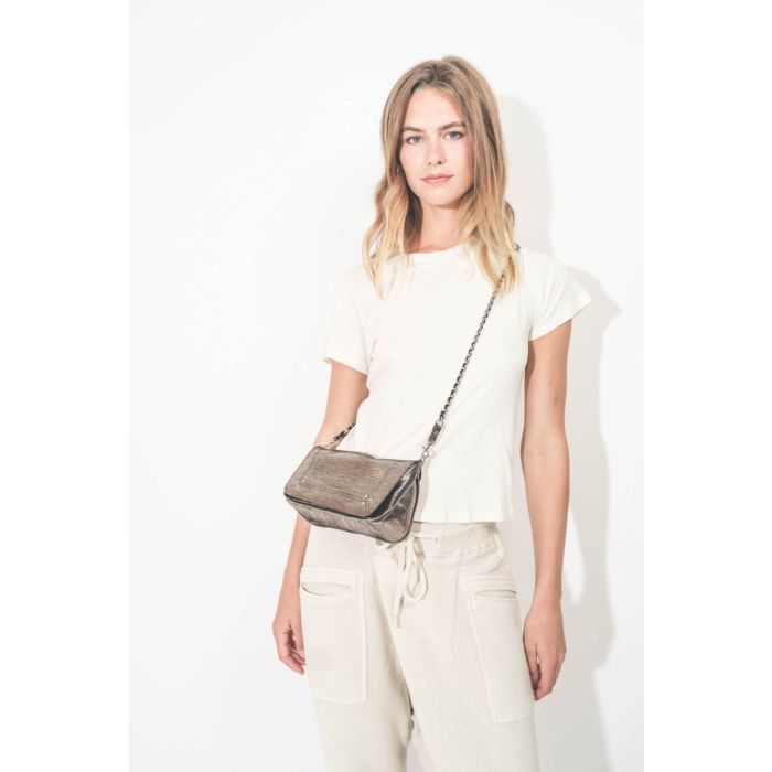 Mini-sac Bobi S Jérôme Dreyfuss en cuir lamé champagne. Porté de face en bandoulière Crossbody.