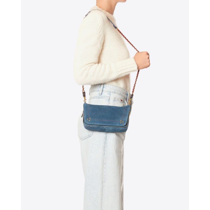 Sac bobi S Jérôme Dreyfuss en cuir suédé bleu jeans porté à bandoulière longue sur l'épaule.