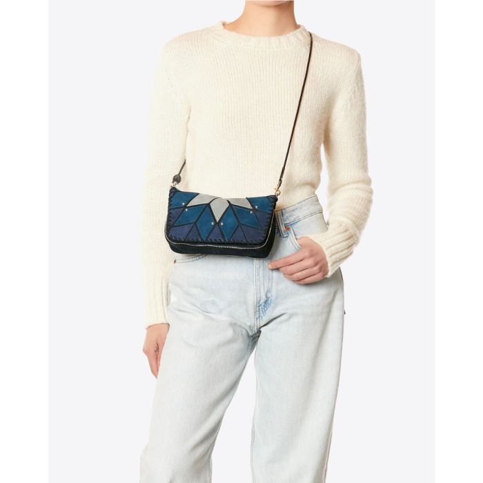 Sac Bobi S Jérôme Dreyfuss en patchwork de cuir suédé bleu Lever du Jour porté crossbody. 