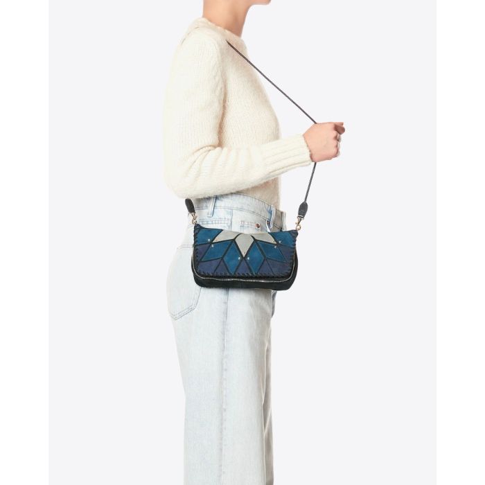 Sac Bobi S Jérôme Dreyfuss en patchwork de cuir suédé bleu Lever du Jour porté à l'épaule.