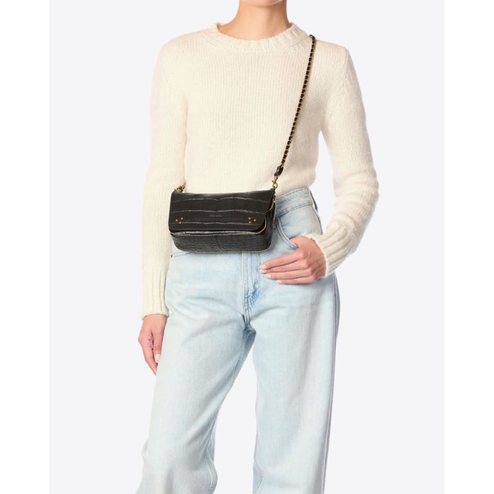 Sac Bobi S Jérôme Dreyfuss en cuir de vachette imprimé croco noir porté crossbody.