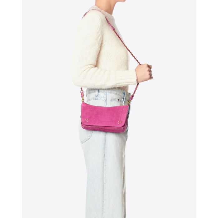 Sac Bobi S en cuir suédé rose Orchidée Jérôme Dreyfuss porté à l'épaule.