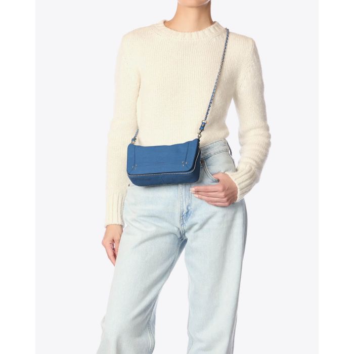Petit sac Bobi S Jérôme Dreyfuss en cuir suédé bleu. Vue porté en bandoulière 