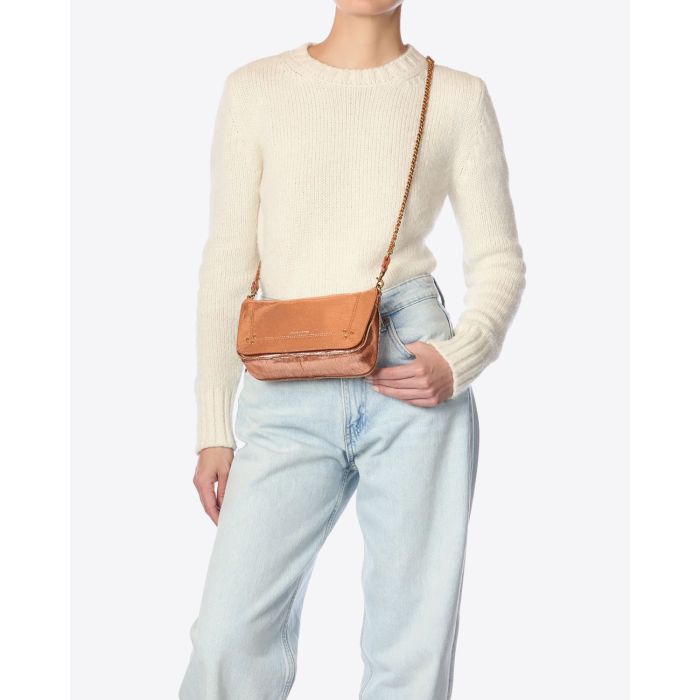 Petit sac Bobi S Jérôme Dreyfuss en cuir lamé rose goldd. Vue porté bandoulière. 