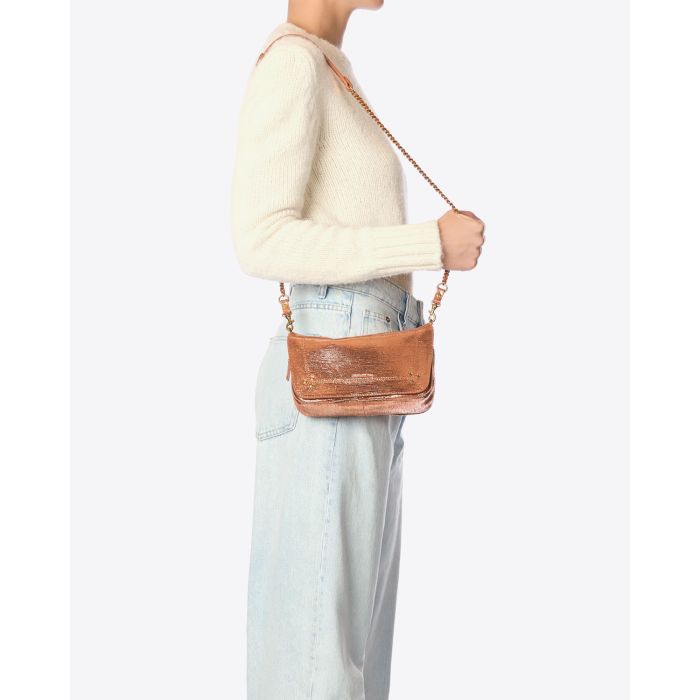 Petit sac Bobi S Jérôme Dreyfuss en cuir lamé rose goldd. Vue porté épaule. 
