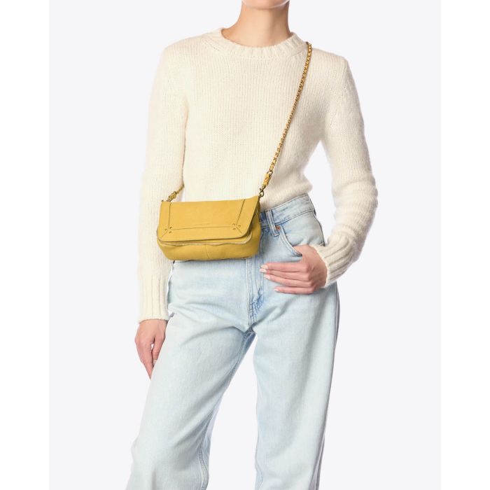 Petit sac Bobi S Jérôme Dreyfuss en cuir suédé nubuck jaune. Vue porté bandoulière. 