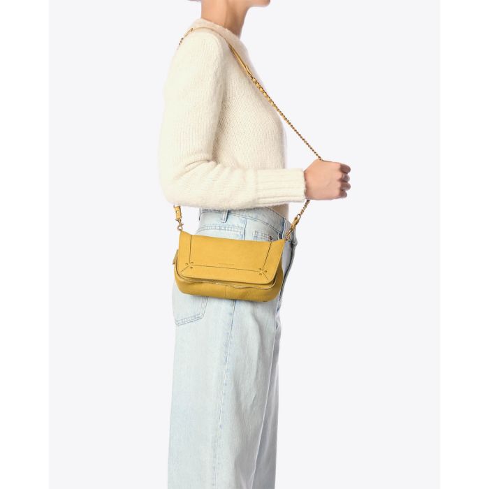 Petit sac Bobi S Jérôme Dreyfuss en cuir suédé nubuck jaune. Vue porté épaule. 