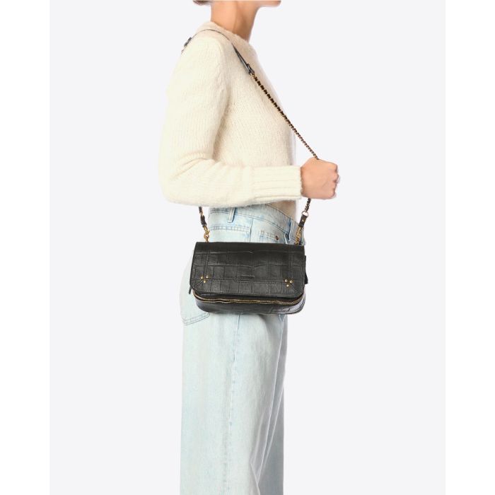 Sac Lulu M Jérôme Dreyfuss en cuir de vachette effet croco noir porté à l'épaule.
