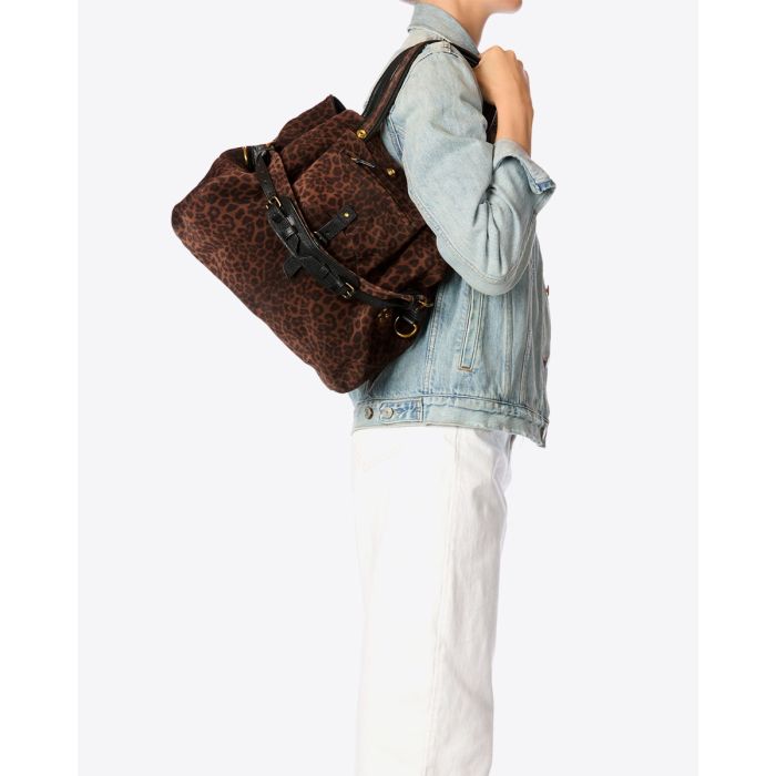 Sac cabas Billy M Jérôme Dreyfuss en cuir imprimé léopard naturel porté à l'épaule.