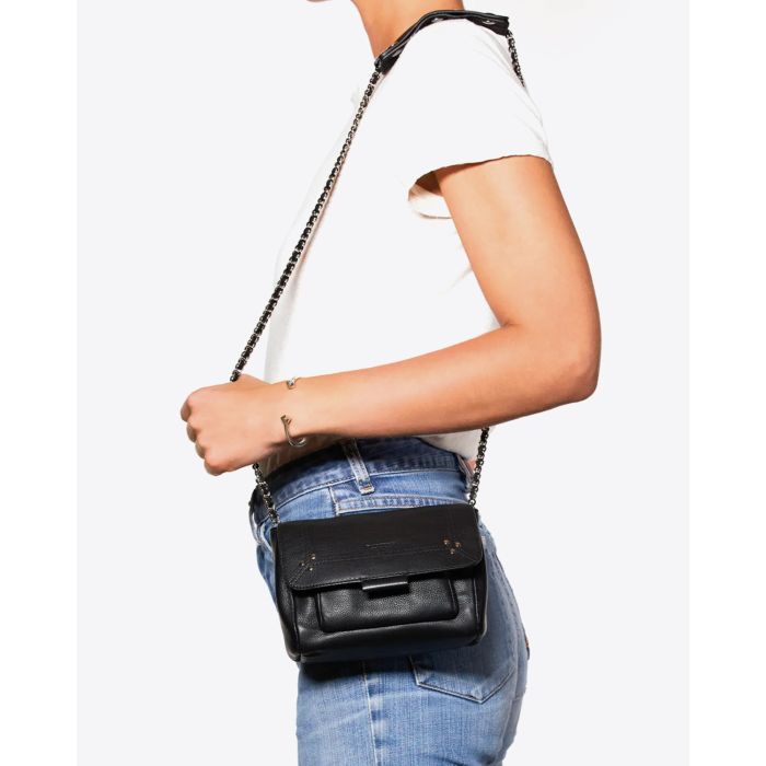 Sac bandoulière chaine cuir de veau noir silver Jérôme Dreyfuss. Vue porté épaule.