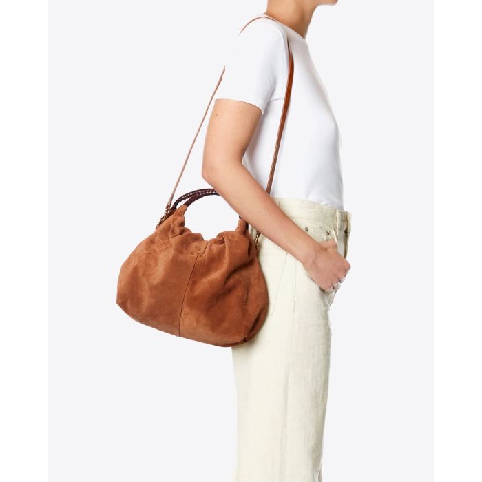 Sac Gordi M Jérôme Dreyfuss en cuir suédé caramel porté à l'épaule.