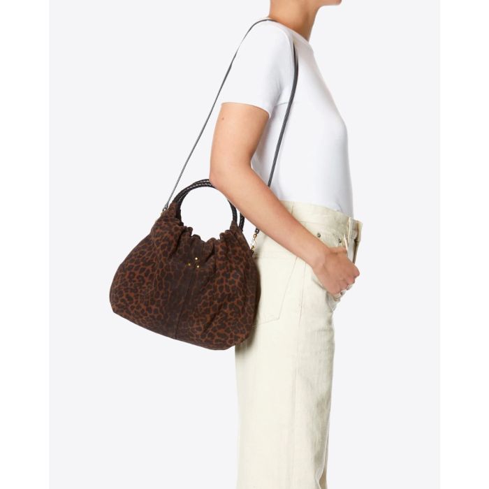 Sac bourse Gordi M Jérôme Dreyfuss en cuir suédé léopard porté à l'épaule.