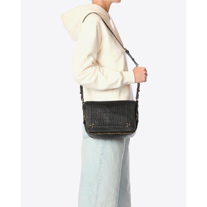 Sac Igor Jérôme Dreyfuss en cuir bubble noir porté à l'épaule.