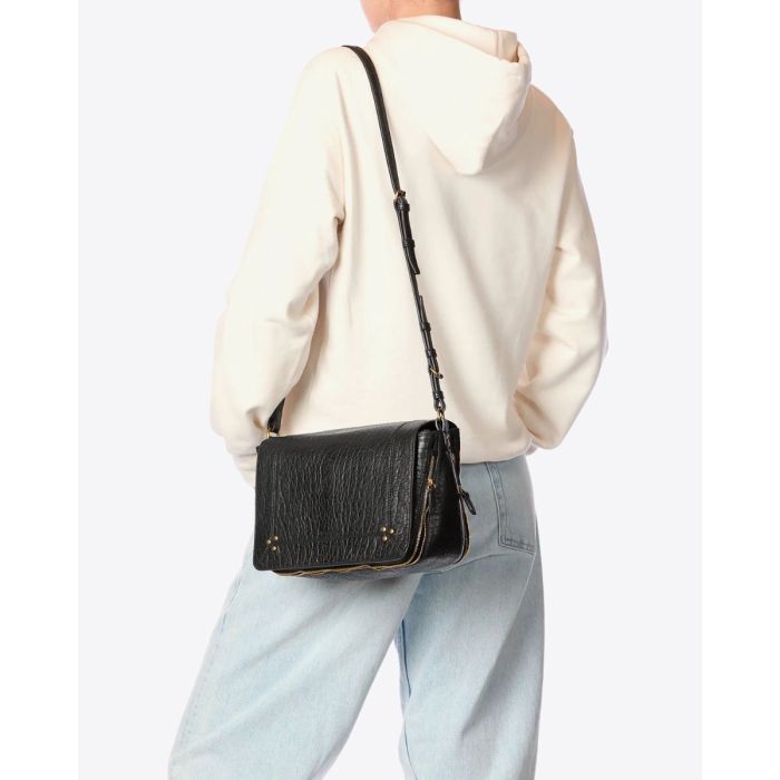 Sac Igor Jérôme Dreyfuss en cuir bubble noir porté à l'épaule de dos.