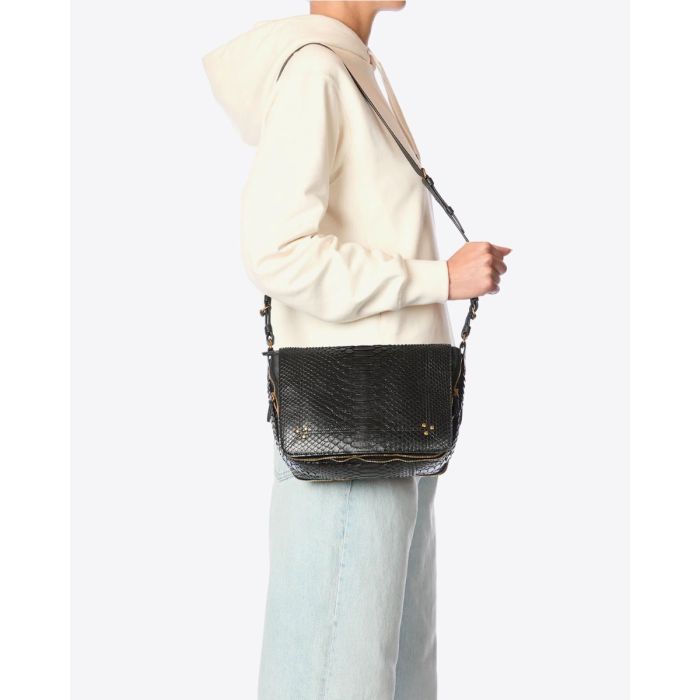 Sac Igor Jérôme Dreyfuss en python noir porté à l'épaule.