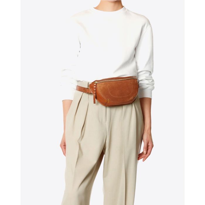 Sac banane Lino Jérôme Dreyfuss en cuir suédé caramel porté à la taille.
