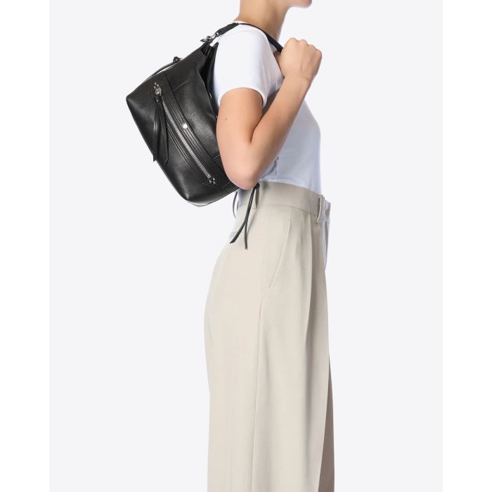 Sac Hobo Lucky Hobo Jérôme Dreyfuss en cuir noir silver. Vue porté à l'épaule
