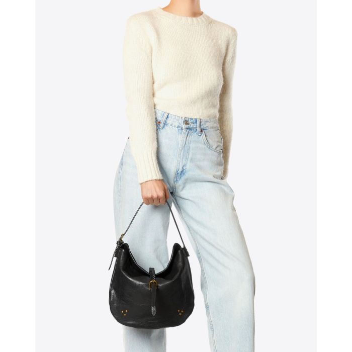 Sac besace Luis Jérôme Dreyfuss en cuir de chèvre noir grainé porté  main.