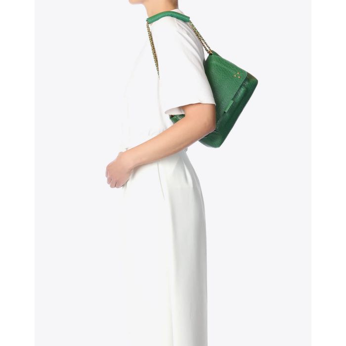 Sac moyen format Jérôme Dreyfuss en cuir vert. Vue porté à l'épaule. 