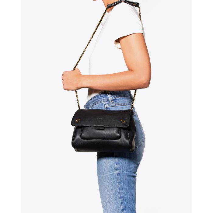 Sac Lulu M Jérôme Dreyfuss en cuir de veau noir. Vue porté épaule. 