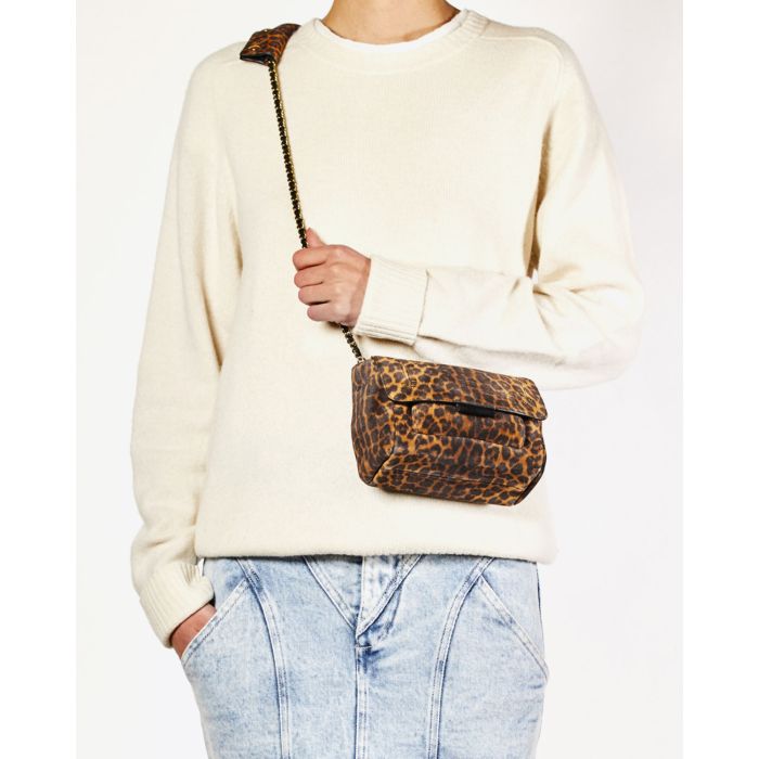 Sac Lulu S Jérôme Dreyfuss en cuir suédé imprimé léopard. Vue porté bandoulière 