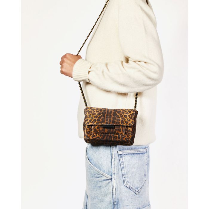 Sac Lulu S Jérôme Dreyfuss en cuir suédé imprimé léopard. Vue porté épaule 