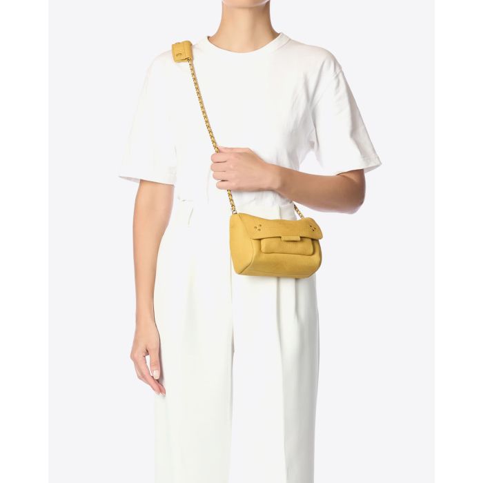 Petit Sac Lulu S Jérôme Dreyfuss en cuir suédé jaune. Vue porté bandoulière. 