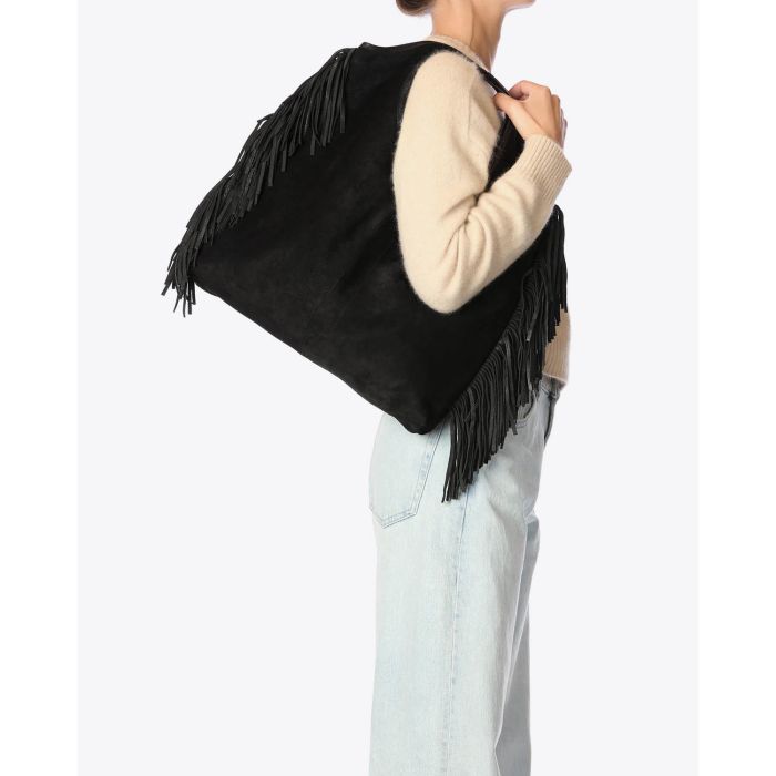 Sac à franges en cuir suédé Haenyeo noir Jérôme Dreyfuss. Capsule SS25. Vue porté à l'épaule. 