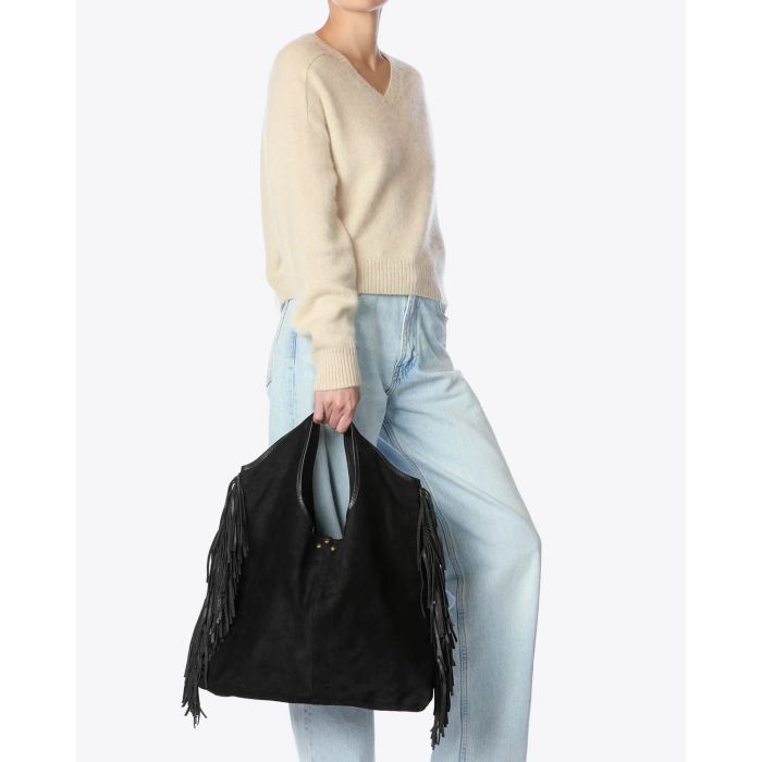Sac à franges en cuir suédé Haenyeo noir Jérôme Dreyfuss. Capsule SS25. Vue porté à la main.