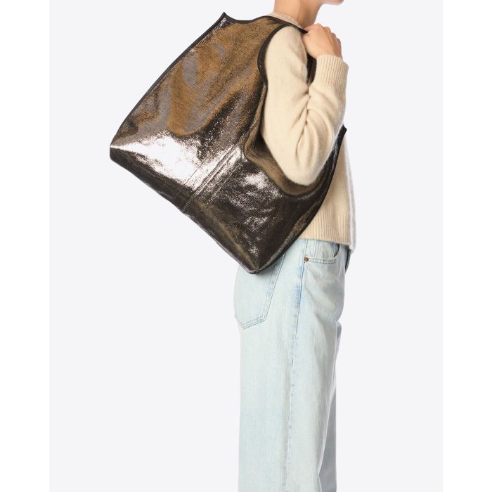Sac Paco Jérôme Dreyfuss en cuir lamé champagne. Vue porté à l'épaule