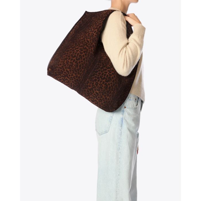 Sac Paco Jérôme Dreyfuss en cuir suédé imprimé léopard. Porté épaule. 