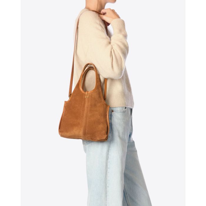 Sac petit cabas souple Paco S Jérôme Dreyfuss en cuir suédé marron. Vue porté à l'épaule